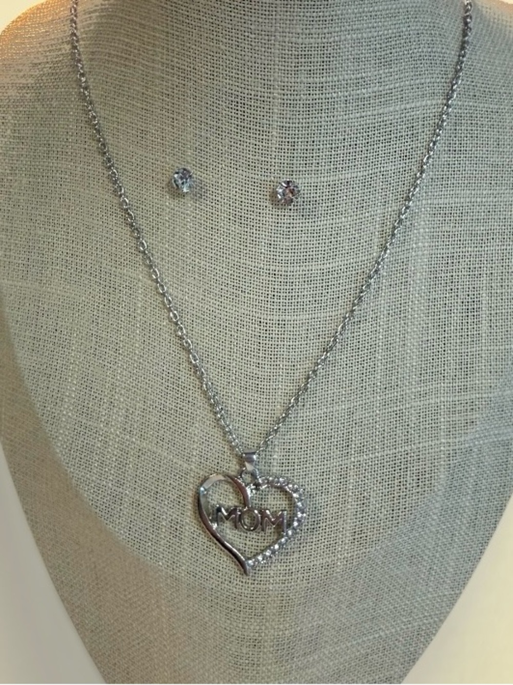 NEW Silver 'MOM' Heart Pendant Necklace - Elegant Women's Jewelry